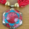 Max colar tibetano de mandala com pedrarias vermelhas e dourado
