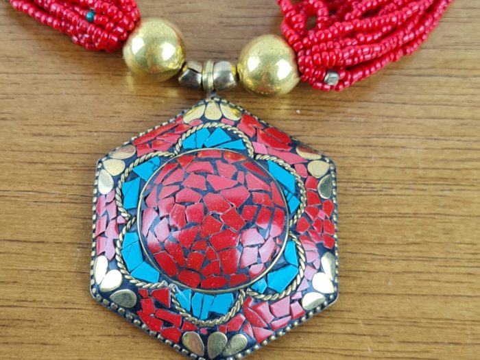 Max colar tibetano de mandala com pedrarias vermelhas e dourado