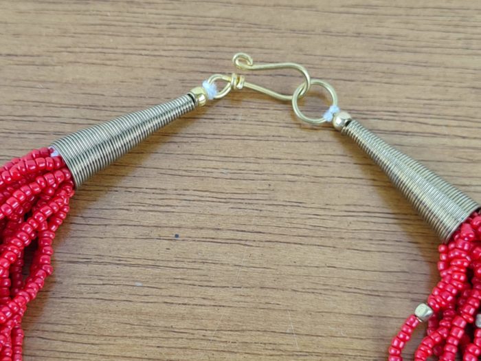 Max colar tibetano de mandala com pedrarias vermelhas e dourado