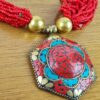 Max colar tibetano de mandala com pedrarias vermelhas e dourado