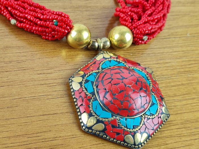Max colar tibetano de mandala com pedrarias vermelhas e dourado