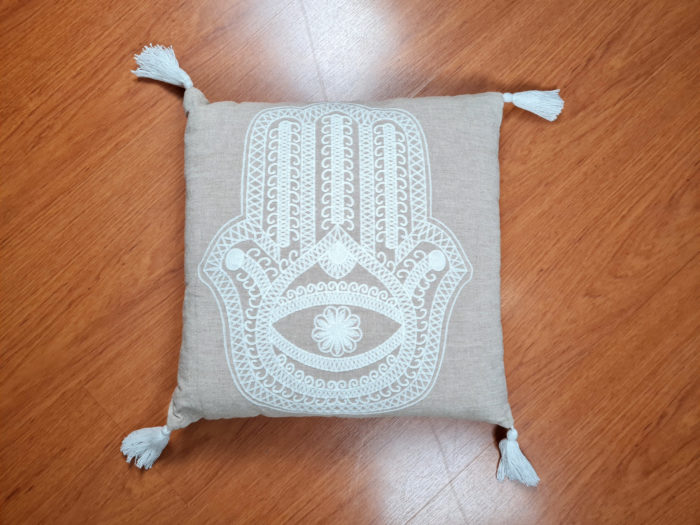 almofada indiana cru com bordada de Hamsá e tassel