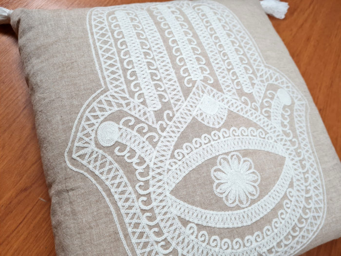 Almofada indiana quadrada bordada Hamsá e tassel nas pontas 40x40cm