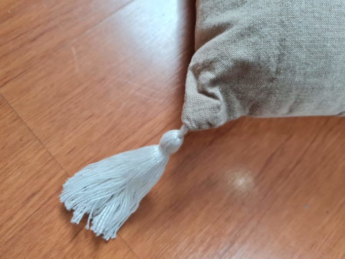 Almofada indiana quadrada bordada Hamsá e tassel nas pontas 40x40cm