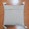 Almofada indiana quadrada bordada Hamsá e tassel nas pontas 40x40cm