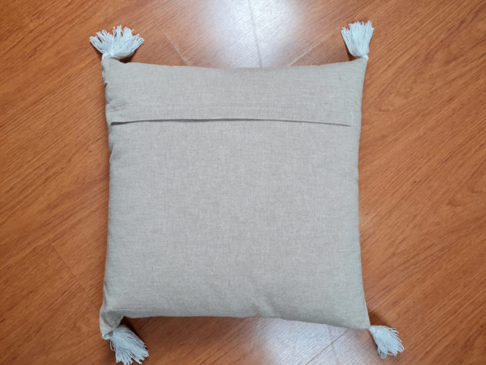 Almofada indiana quadrada bordada Hamsá e tassel nas pontas 40x40cm