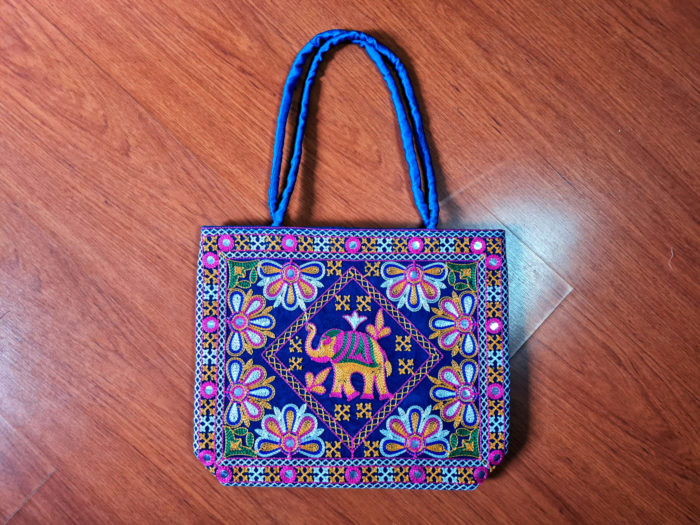 Bolsa indiana de tecido bordado com elefante e flores