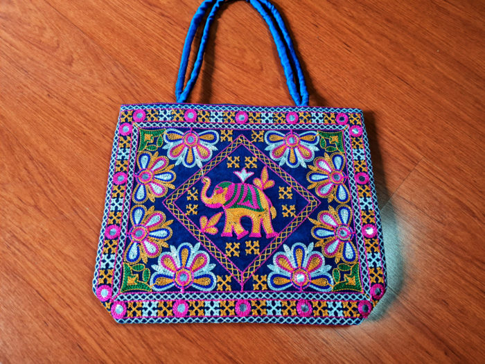 Bolsa indiana de tecido retangular com bordado floral e elefante Azul