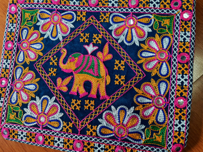 Bolsa indiana de tecido retangular com bordado floral e elefante Azul