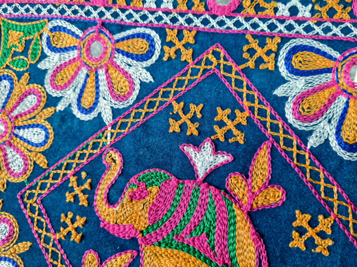 Bolsa indiana de tecido retangular com bordado floral e elefante Azul