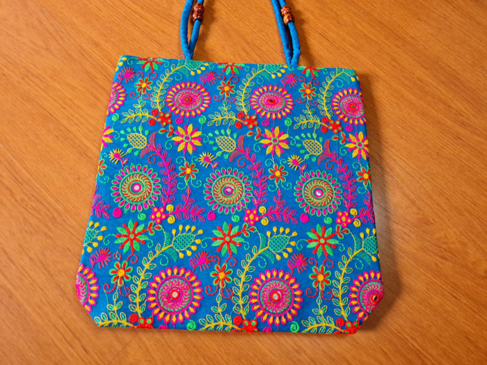 20210703_120414 Bolsa indiana de tecido retangular com bordado flora Azul e color