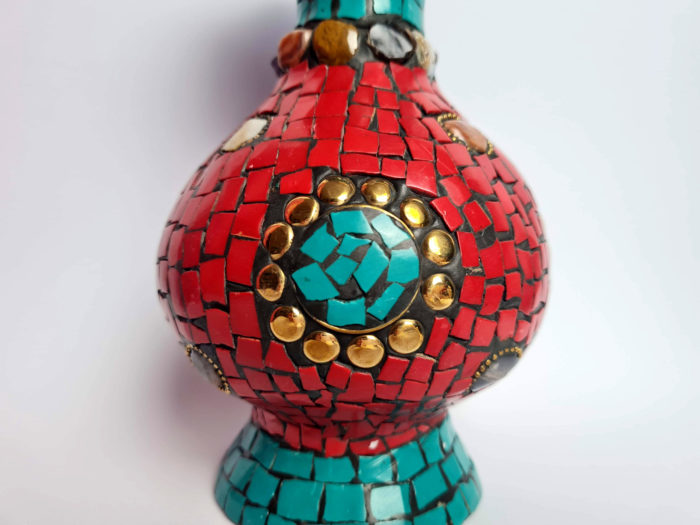 Vaso indiano metal dourado mosaico de pedras coral e turquesa