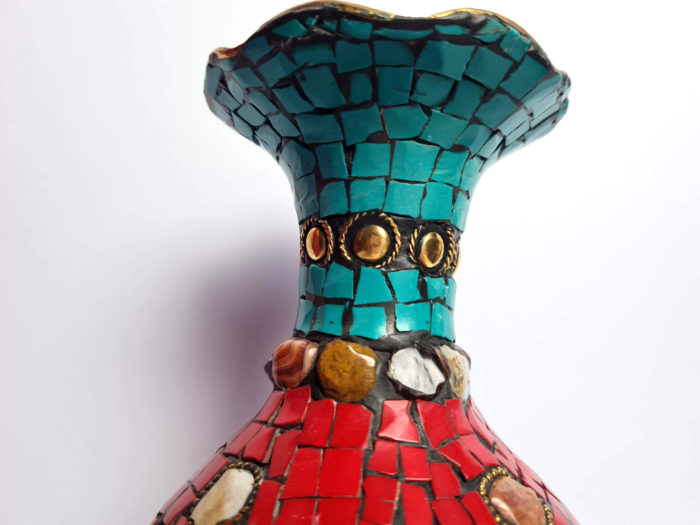 Vaso indiano metal dourado mosaico de pedras coral e turquesa