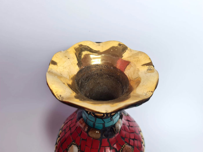 Vaso indiano metal dourado mosaico de pedras coral e turquesa