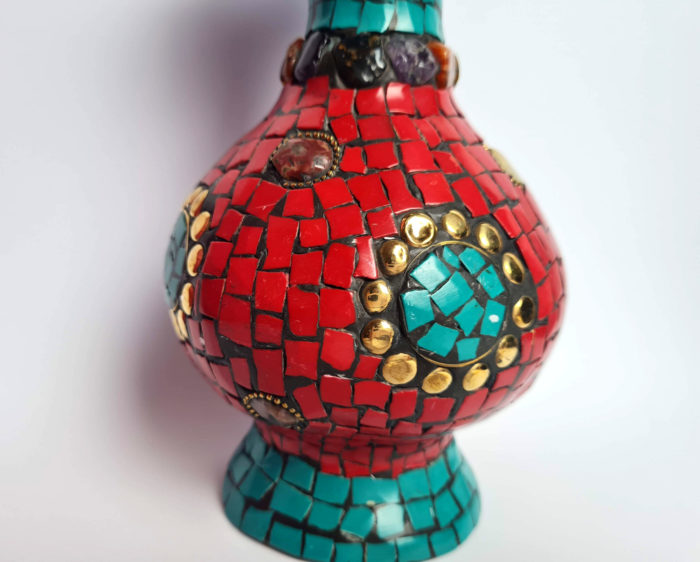 Vaso indiano metal dourado mosaico de pedras coral e turquesa