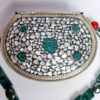 Bolsa indiana rígida de metal com mosaico de madrepérolas e turquesa