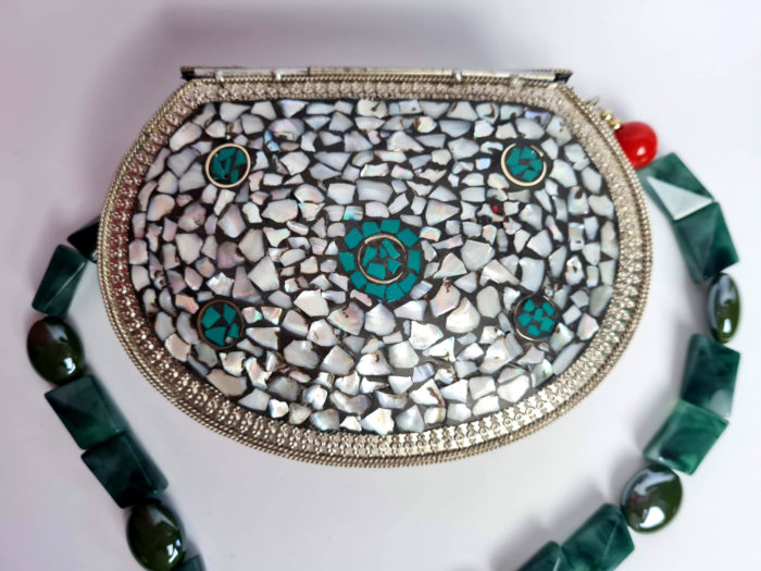 Bolsa indiana rígida de metal com mosaico de madrepérolas e turquesa