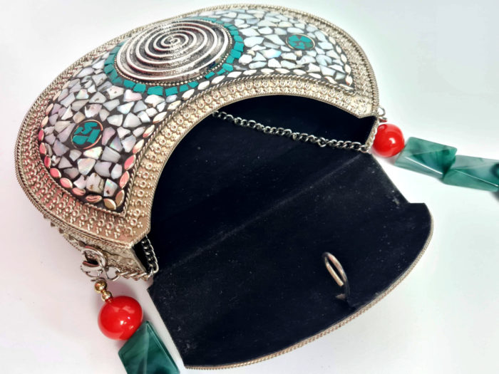 Bolsa indiana rígida de metal com mosaico de madrepérolas e turquesa