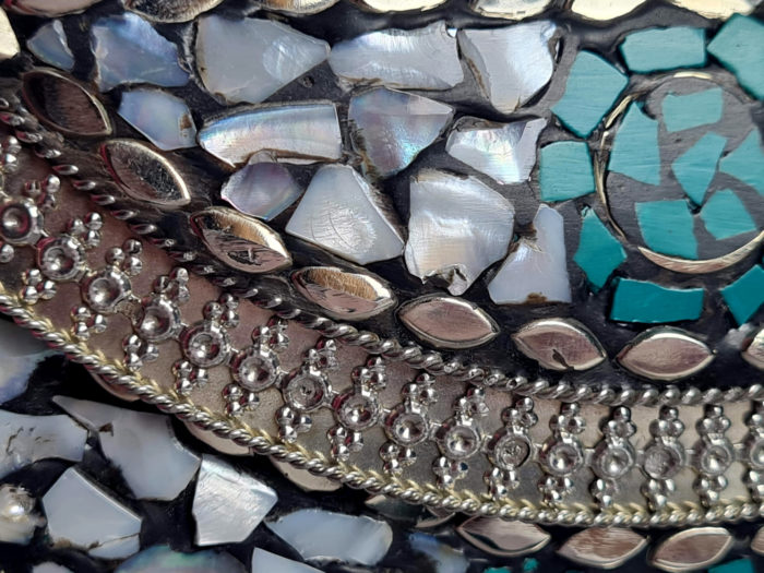 Bolsa indiana rígida de metal com mosaico de madrepérolas e turquesa