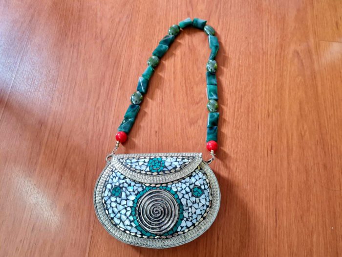 Bolsa indiana rígida de metal com mosaico de madrepérolas e turquesa