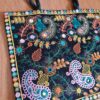 Bolsa indiana de tecido retangular com bordado floral preto e color