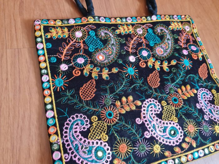 Bolsa indiana de tecido retangular com bordado floral preto e color