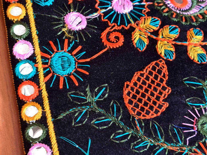 Bolsa indiana de tecido retangular com bordado floral preto e color