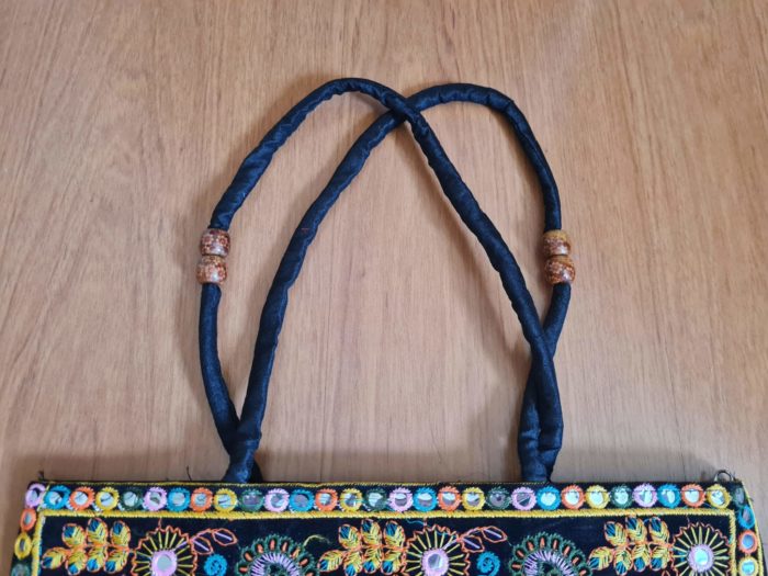 Bolsa indiana de tecido retangular com bordado floral preto e color
