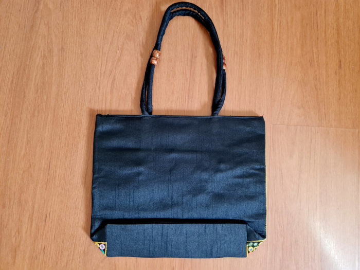 Bolsa indiana de tecido retangular com bordado floral preto e color