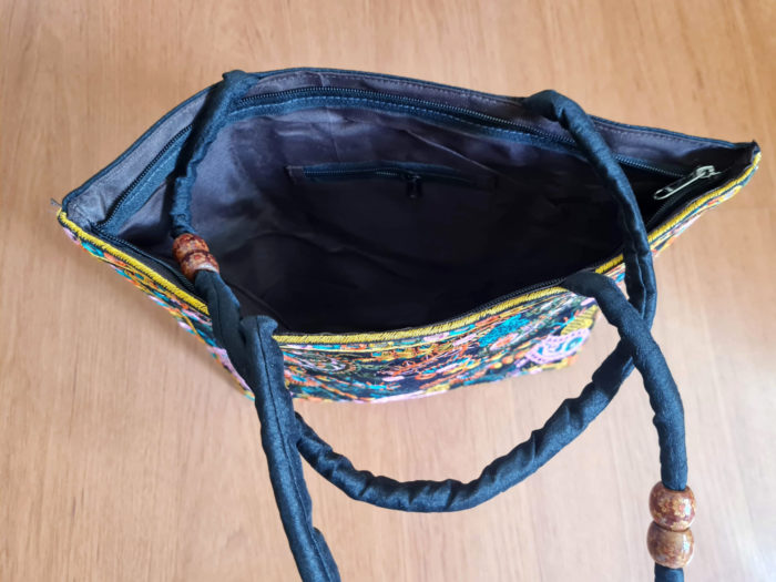 Bolsa indiana de tecido retangular com bordado floral preto e color