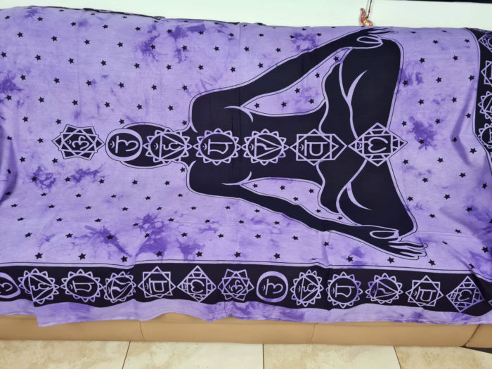 Panô indiano com técnica Batik estampa de Iogue e Chakras roxo