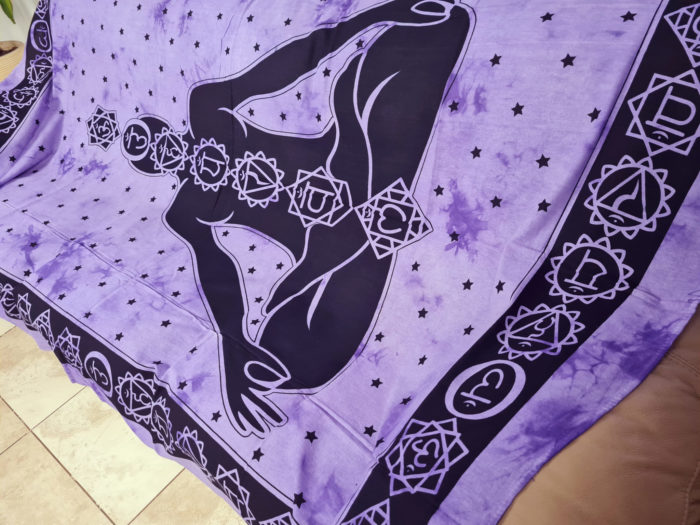 Panô indiano com técnica Batik estampa de Iogue e Chakras roxo