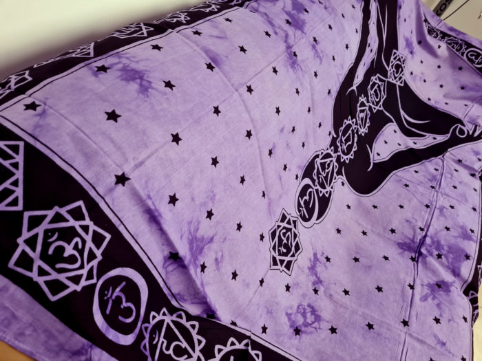 Panô indiano com técnica Batik estampa de Iogue e Chakras roxo