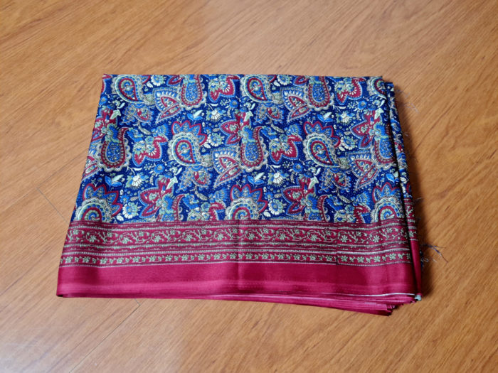 sari indiano floral azul e vermelho