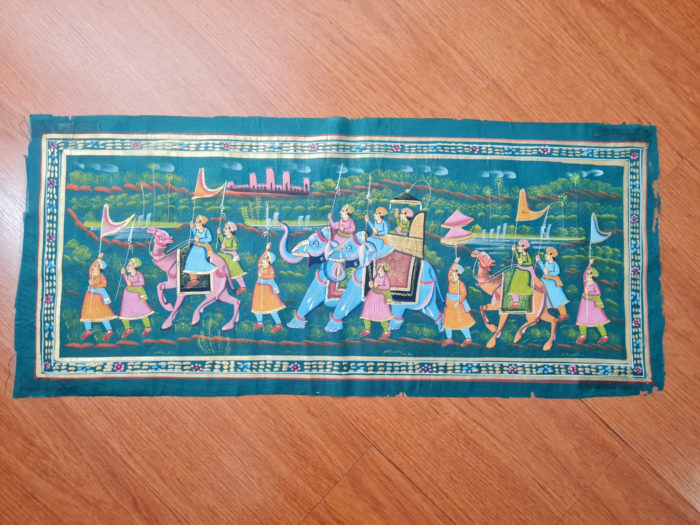 pintura hindu em seda com cenário de elefantes, camelos e viajantes