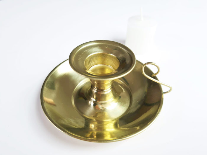 20210923_104943 Castiçal à vela dourado design vintage