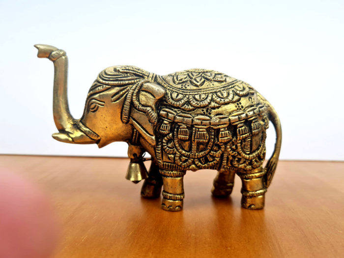 Elefante indiano esculpido em metal 14cm