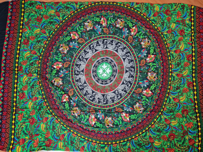 20211019_152121 Canga indiana grande com mandala e franjas verde e color