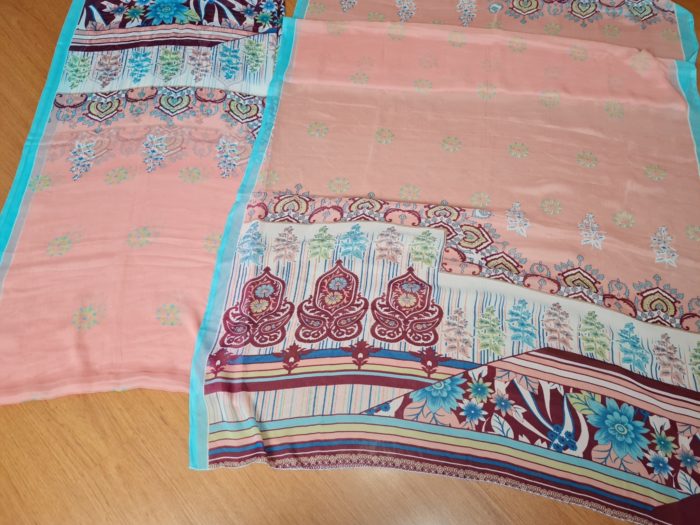 Cortina de sari indiana estampa floral e arabescos rosé e azul