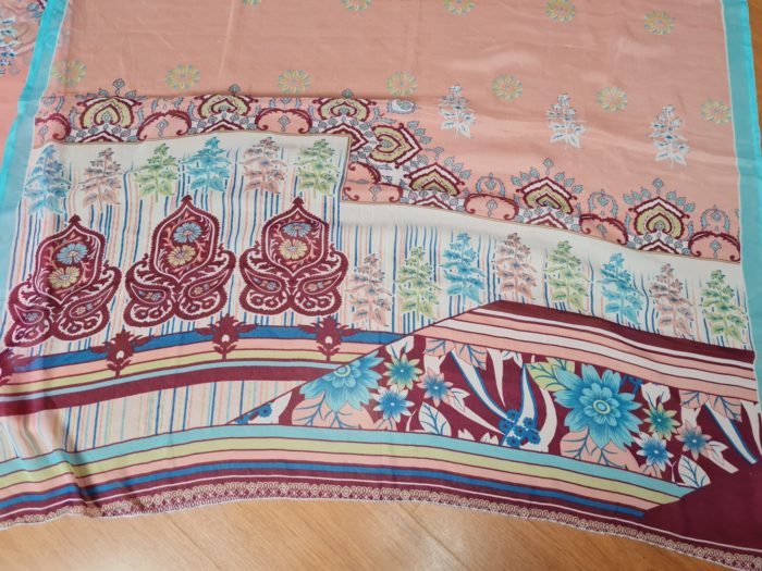 Cortina de sari indiana estampa floral e arabescos rosé e azul
