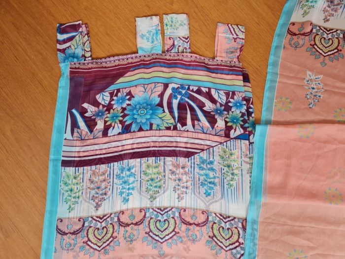 Cortina de sari indiana estampa floral e arabescos rosé e azul