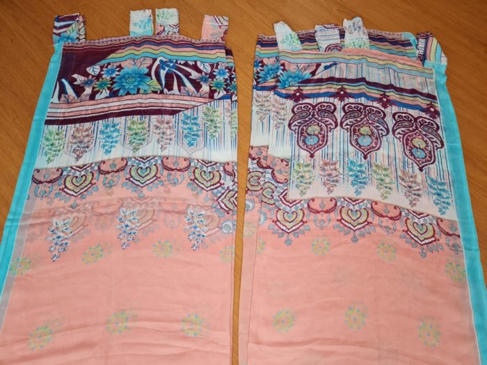 Cortina de sari indiana estampa floral e arabescos rosé e azul