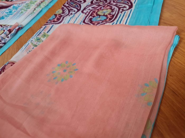 Cortina de sari indiana estampa floral e arabescos rosé e azul