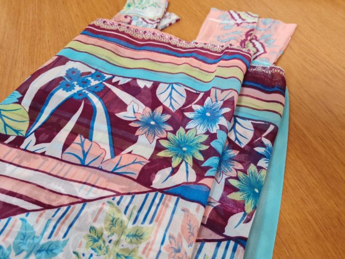 Cortina de sari indiana estampa floral e arabescos rosé e azul