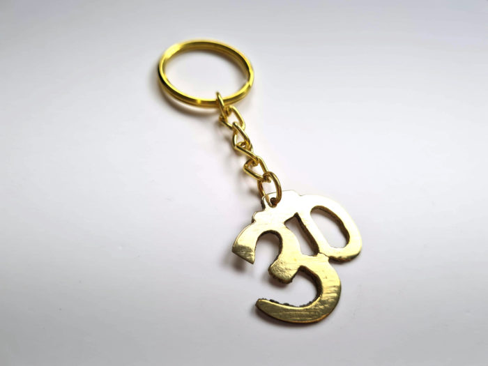 chaveiro indiano de metal com símbolo do OM (aum)