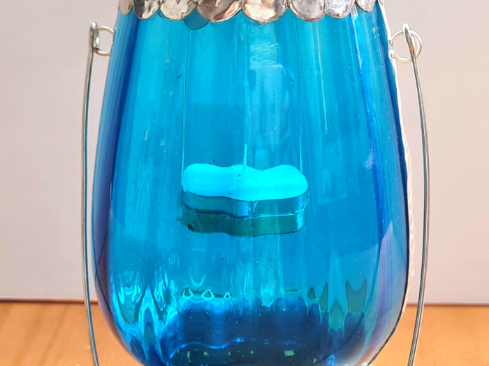 Luminária indiana pendente à vela com vitral azul 23cm