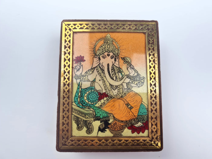 Caixa indiana de madeira e vidro com Ganesha na estampa