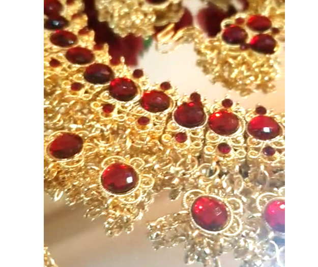 Conjunto de semi joias indiana para festa dourado com pedras vermelhas