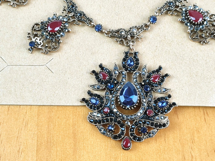 Conjunto de colar e brincos indianos para festa azul e vinho