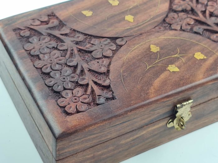 Caixa indiana de madeira com florais em bronze 20cm